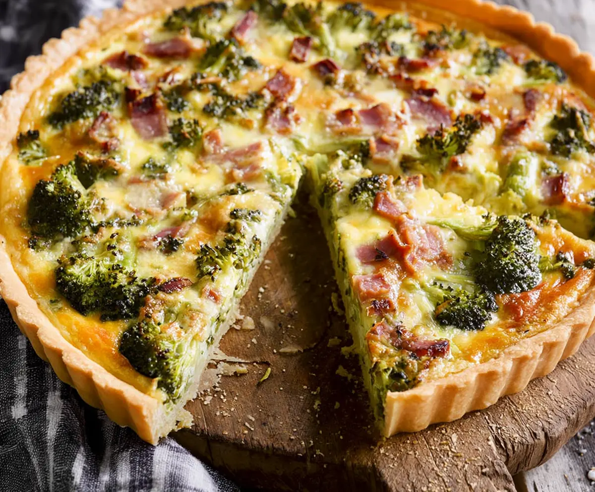 Delicious savory tart featuring ham and broccoli, perfect for a flavorful meal or snack.